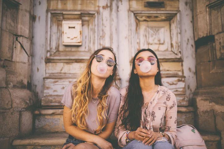 Ilustracja osób żujących gumę